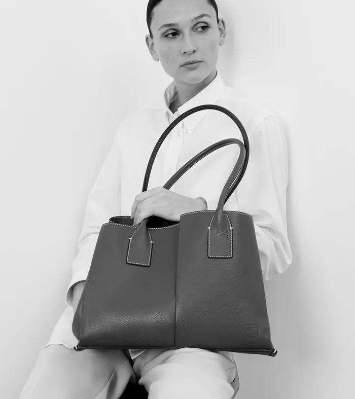 Le Tanneur Totes and Shoulder Bags Women Large Tote Bag In Grained Leather Black