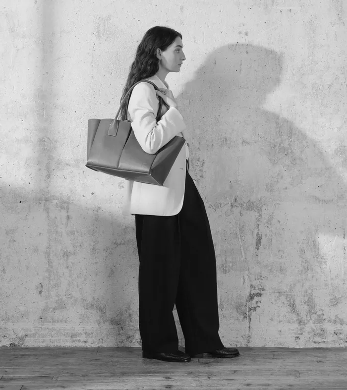 Le Tanneur Totes and Shoulder Bags Women Large Tote Bag In Grained Leather Black