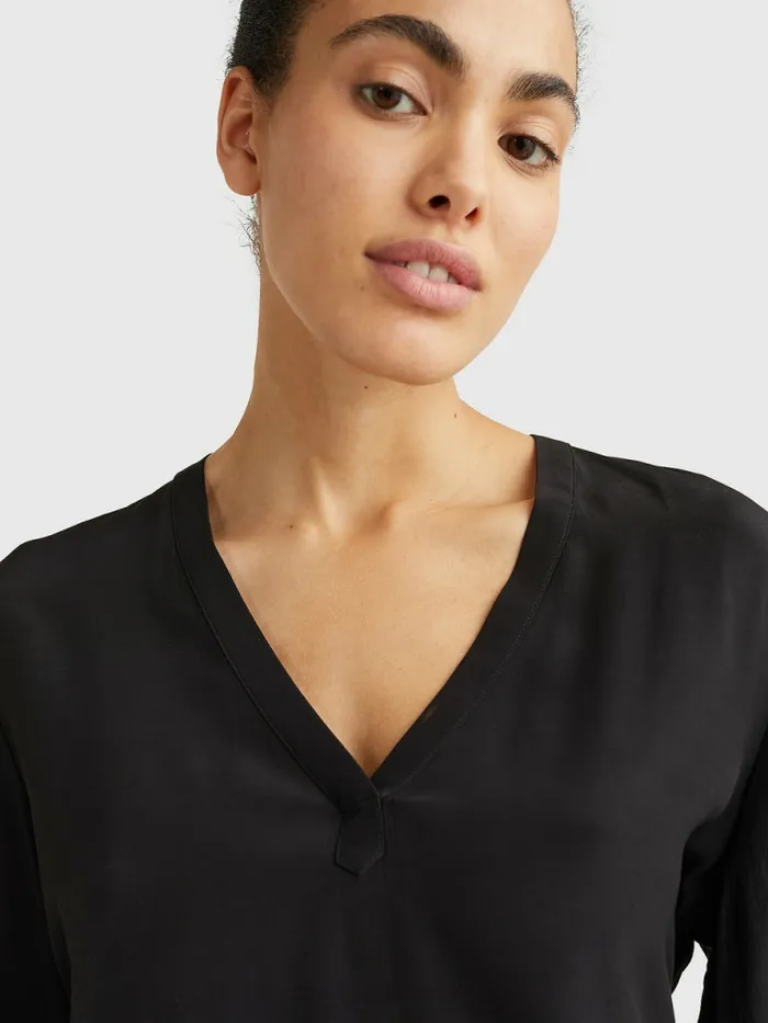 Tommy Hilfiger Long Sleeve VNeck Relaxed Fit Blouse Black Womens Shirts and Blouses Casaul