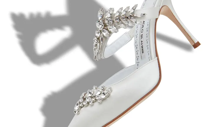 Women High Heels Manolo Blahnik LURUM Ivory Satin Crystal Embellished Mules Women High Heels Manolo Blahnik LURUM Ivory Satin Crystal Embellished Mules